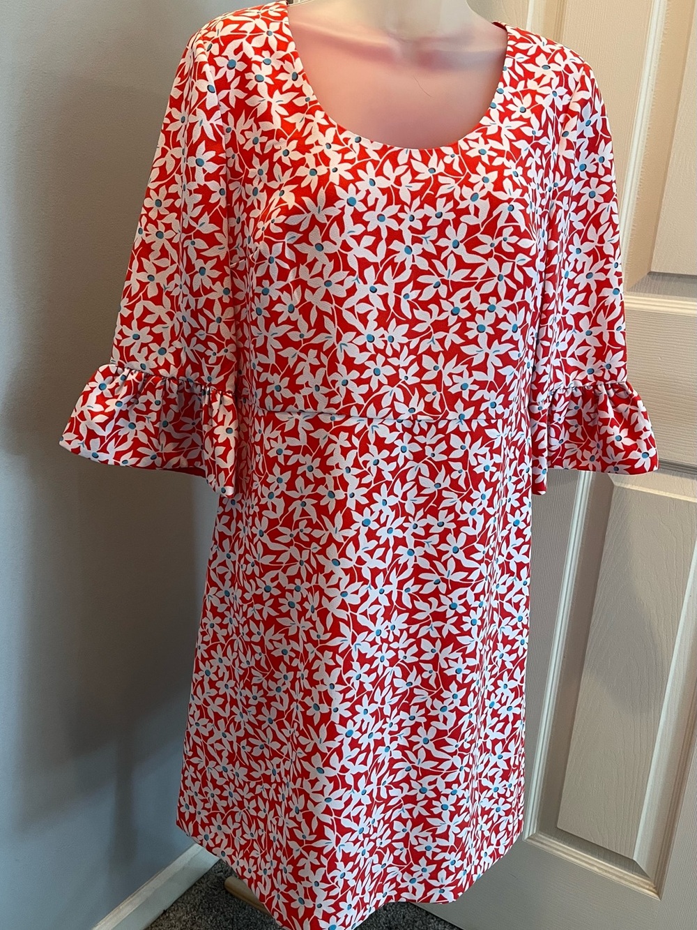 Draper James Red and White Floral Shift Dress Bell Ruffled Sleeves Size 10 EUC